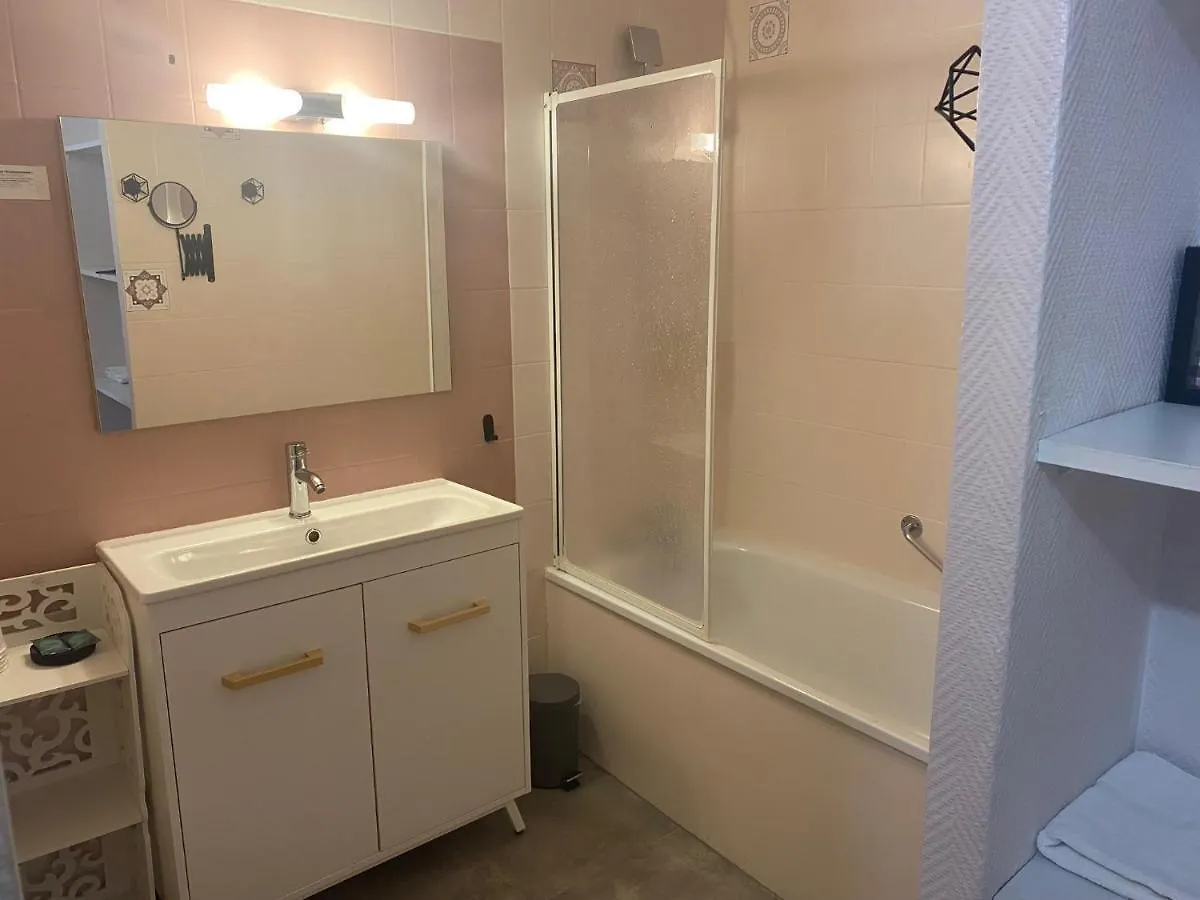Hostellerie De La Source Αρλ 2*,