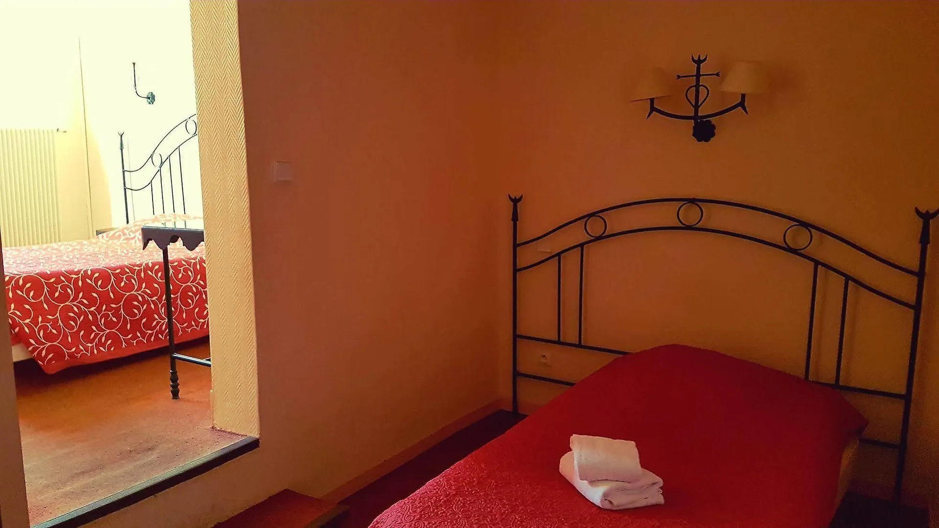 Hostellerie De La Source Αρλ 2*,
